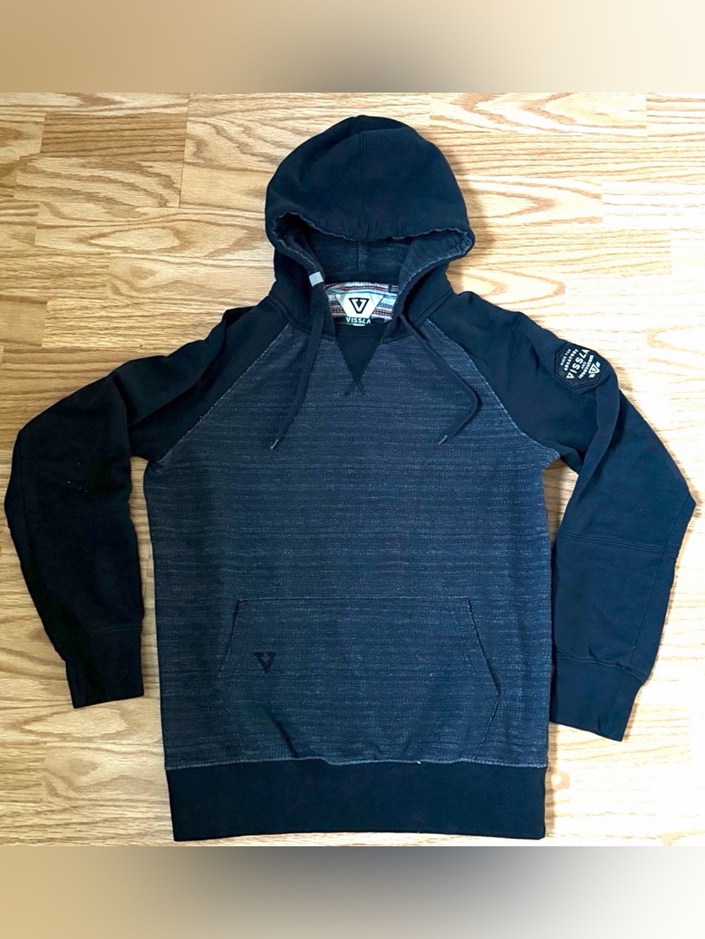 Vissla Baja Stripe Pullover Hoodie Men’s Small Black Gray Surf Skate Hoodie